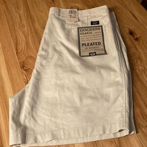 NWT Men’s Dockers Khake Pleated Shorts, Size 42. Bone Color